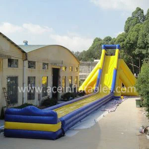 Polovan vodeni tobogan na naduvavanje